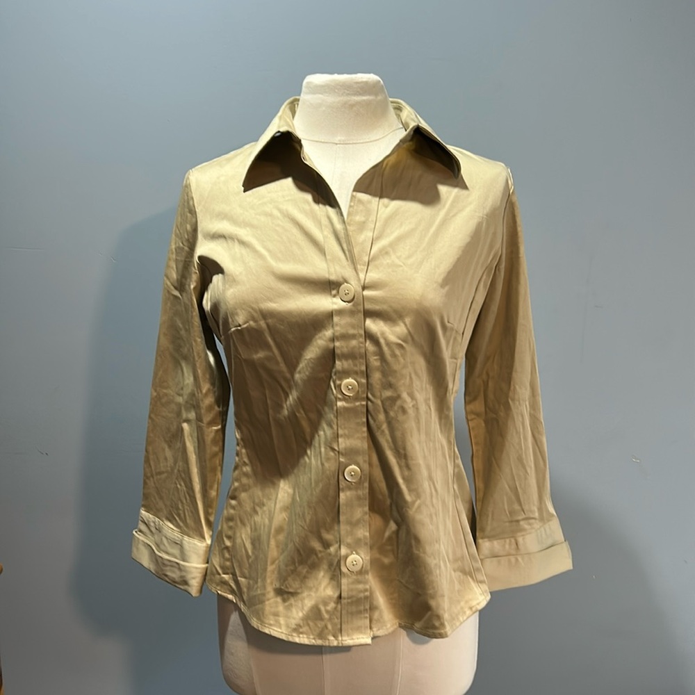 Banana Republic women’s button down shirt in excellent used condition
